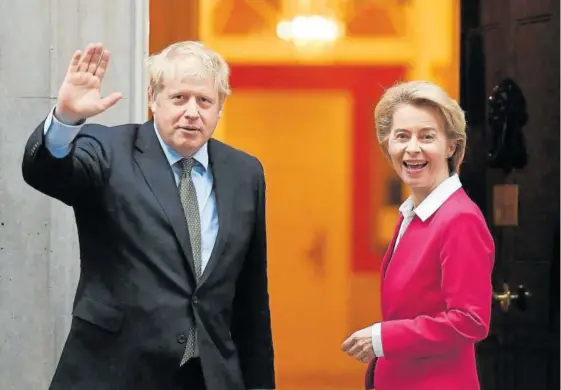  ??  ?? El primer ministro del Reino Unido, Boris Johnson, junto a la presidenta de la Comisión Europea, Ursula von der Leyen, en Londres.