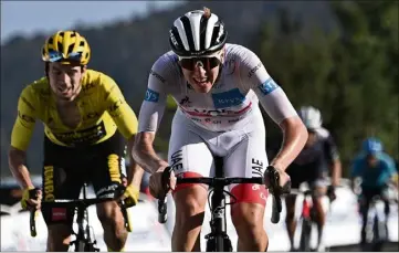  ??  ?? Pogacar (maillot blanc) et Primoz Roglic ont lâché tout le monde, hier, à  mètres de la ligne d’arrivée. Sauf cataclysme, un Slovène va remporter le Tour de France pour la première fois. (Photos AFP)