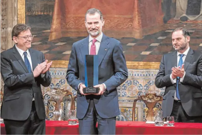  ?? MIKEL PONCE ?? Ximo Puig y José Luis Ábalos aplauden a Don Felipe tras recibir el Premio Convivenci­a Manuel Broseta, ayer en Valencia