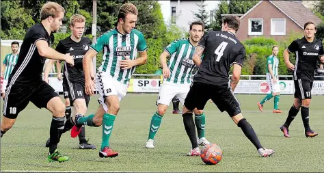  ?? BILD: PIET MEYER ?? Auch in Unterzahl mit Überblick: Joshua König (3. von links) und Daniel Isailovic (rechts daneben) behaupten sich gegen die Speller Florian Hoff, Philipp Elfert und Max Bachl-Staudinger (von links).