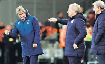  ??  ?? ► Manuel Pellegrini celebra el triunfo del West Ham ante el Crystal Palace.