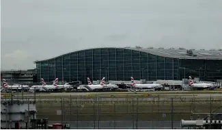  ?? ?? Les avions de British Airways sont stationnés à l'aéroport d'Heathrow à Londres.
sentent que 0,1 % du kérosène consommé. La production devrait pas‐ ser de quelques centaines de millions de litres aujourd'hui à plus de 400 mil‐ liards d'ici à 2050 pour que la décarbo‐ nisation soit effective.
Des milliards d'euros d'"aide au cli‐ mat" ont été attribués à des géants des énergies fossiles Changement clima‐ tique : pouvons-nous encore respecter l'objectif de 1,5°C des accords de Paris ?
"Cette étude montre les lacunes de la décarbonat­ion de l'aviation", in‐ dique Shandelle Steadman, chargée de recherche principale à l'" ODI".
"Or, si l'on ne s'attaque pas aux émissions localisées au niveau des aé‐