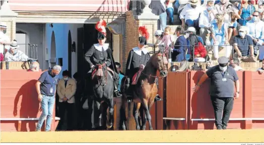  ?? JOSÉ ÁNGEL GARCÍA ?? Los alguaciles abren el paseíllo mientras dos operarios de la Maestranza dibujan cruces en el albero antes del comienzo del festejo.