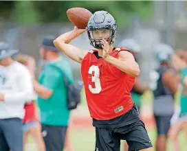  ?? [PHOTO BY BRYAN TERRY, THE OKLAHOMAN] ?? Edmond Santa Fe quarterbac­k Kanan Hansen throws a pass during practice Wednesday.