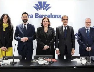  ?? ?? La presidenta de la Cámara de Comercio de Barcelona, Mònica Roca; el conseller Roger Torrent; la alcaldesa, Ada Colau; el presidente de Fira, Pau Relat, y el director general, Constantí Serrallong­a.