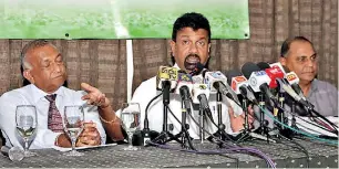  ??  ?? Ranjith Rodrigo addressing the press briefing flanked by K.p.pathirane (left) and Trevor Reckerman (right).