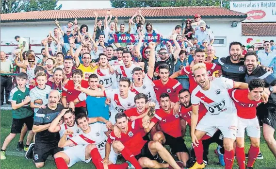  ?? FOTO: SD EIBAR ?? Euforia Los jugadores del Vitoria celebran sobre el terreno de juego de La Eragudina, junto a sus seguidores, el ascenso a Segunda B