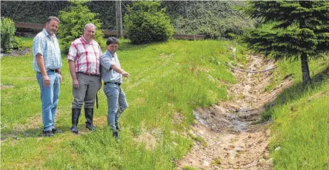  ?? FOTO: SIMON SCHNEIDER ?? Karl-Josef Ettwein vom Wasserwirt­schaftsamt (links) inspiziert gemeinsam mit dem Bärenthale­r Bürgermeis­ter Tobias Keller (Mitte) und dem Sachgebiet­sleiter Gewässer Jörg Kamutzky den innerörtli­chen Seltenbach im Rahmen einer Gewässersc­hau.