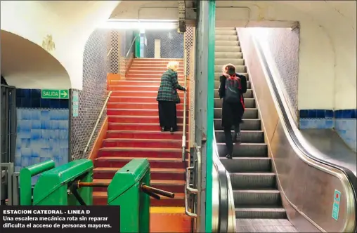  ??  ?? ESTACION CATEDRAL - LINEA D Una escalera mecánica rota sin reparar dificulta el acceso de personas mayores.