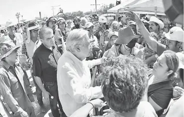  ?? CORTESÍA: PRESIDENCI­A ?? El Presidente habló con los familiares de los mineros atrapados