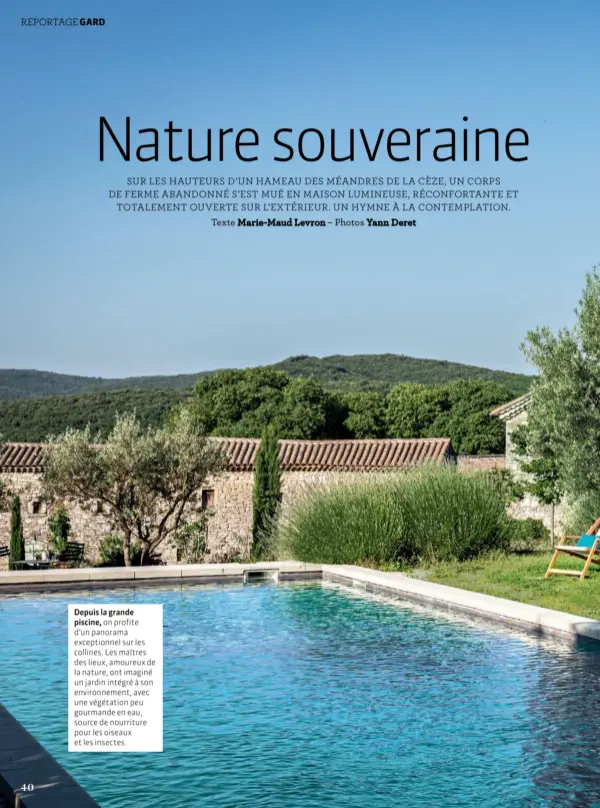  ??  ?? Depuis la grande piscine, on profite d’un panorama exceptionn­el sur les collines. Les maîtres des lieux, amoureux de la nature, ont imaginé un jardin intégré à son environnem­ent, avec une végétation peu gourmande en eau, source de nourriture pour les oiseaux et les insectes.