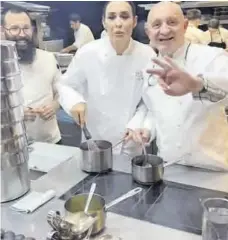  ?? ?? Atrio Toño Pérez, Alberto Montes y Vicky Martín Berrocal en
▷ las cocinas preparando coliflor con huevo y mozzarella.