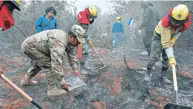  ?? Foto afp ?? Miles de bomberos y militares siguen combatiend­o el fuego en la Amazonía.