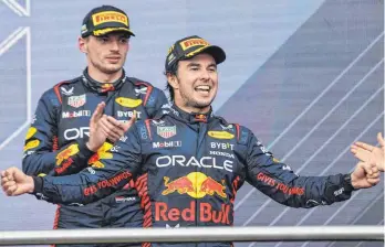  ?? FOTO: GIUSEPPE CACACE/AFP ?? Verkehrte Rollen bei Red Bull: Sergio Perez (vorne) jubelt, Weltmeiste­r Max Verstappen ist nur Gratulant.