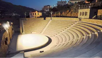  ??  ?? Μια άποψη του νέου πετρόχτιστ­ου θεάτρου, 900 θέσεων, στη Χώρα της Ανδρου. Δεξιά, σκηνή από την παράσταση «Αχαρνής» του Αριστοφάνη που παρουσιάζε­ται στο 1ο Διεθνές Φεστιβάλ Ανδρου στις 17/8.