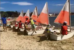  ?? (Photo Y. M.) ?? Les derniers conseils avant le départ en mer pour les petits sur leurs « Optimist ».