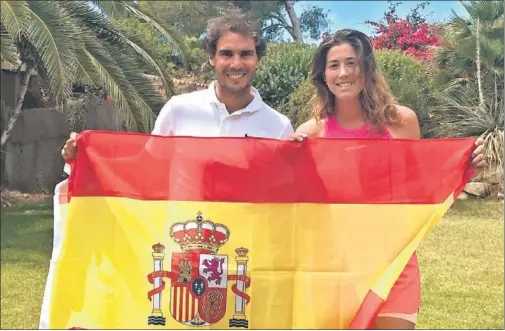  ??  ?? DÚO DE LUJO. Rafa Nadal y Garbiñe Muguruza posan con la bandera. Nunca habían coincidido dos españoles en lo más alto.