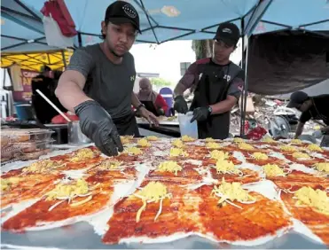  ?? ?? (Left) traders preparing a fresh batch of popiah.