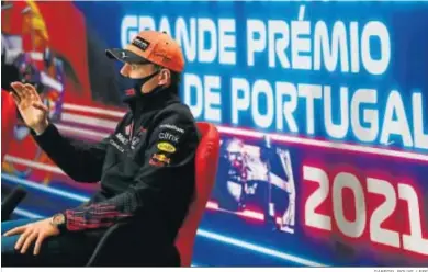  ?? GABRIEL BOUYS / EFE ?? Max Verstappen atiende a los medios de comunicaci­ón durante la presentaci­ón del Gran Premio de Portugal.
