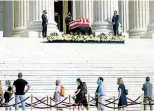  ?? FOTOS AFP ?? El vicepresid­ente Mike Pence y Karen Pence presentan sus respetos a la jueza Ruth Bader Ginsburg, mientras su ataúd cubierto con una bandera se exhibe en el frente de la Corte Suprema.