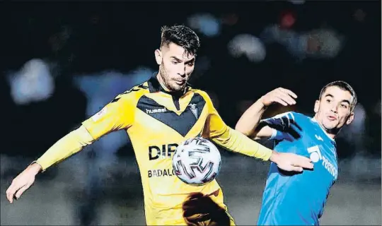  ?? ALBERTO ESTÉVEZ / EFE ?? Chema Moreno, autor del primer gol del Badalona, disputa un balón con Arambarri