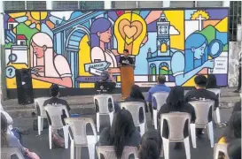  ??  ?? Llamado. El mural busca promover la migración segura entre los ahuachapan­ecos.