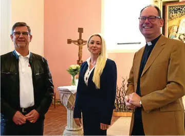  ?? CONNY MÖLLER (3) ?? Finanziell­e Unterstütz­ung bei der Innenausma­lung der Bergkirche in Tambach-Dietharz gab es von EjotGeschä­ftsführer Mario Maiwald (links) und Alexandra Jahn von der Fa. Jahn, hier mit Pfarrer Lars Reinhardt (rechts).