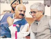  ??  ?? ■ Punjab governor VP Singh Badnore with the CM’s chief principal secretary, Suresh Kumar, at a workshop on crop residue management in Chandigarh on Friday. HT PHOTO