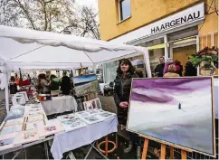  ??  ?? Auch Künstlerin Ellen-Silke Rosenthal beteiligte sich mit ihrer Kunst an der Premiere von „Platz da“.