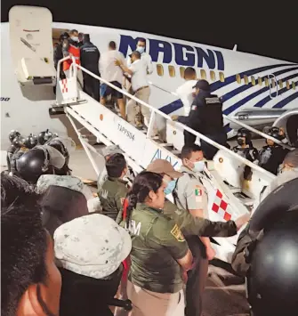  ?? CARLOS MEJÍA /DIARIO DEL SUR ?? Los migrantes, al subir al avión que los llevó a su país de origen