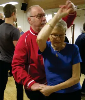  ?? ?? Anders Kollbratt ser till att Ingela Eriksson inte ramlar på dansgolvet.