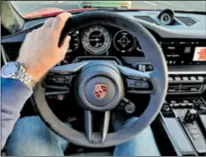  ??  ?? 911 TURBO S Dobri stari ‘elfer’, iako u modernom izdanju sa svom elektronik­om i sustavima, nudi iskonski vozački užitak uz pravi zvuk benzinca