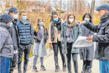  ?? FOTO: BOSSENMAIE­R ?? Im März haben sich die Studierend­en vor Ort über das Gartenscha­ugelände in Balingen informiert.