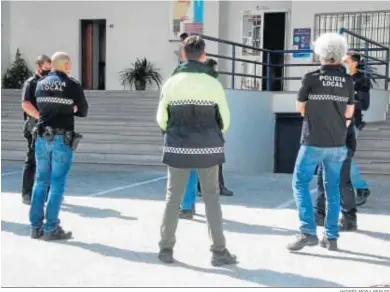  ?? ANDRÉS MORA PERLES ?? Una imagen de los agentes con pantalones de paisano a las puertas de la Jefatura.