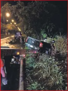  ??  ?? La camioneta quedó dentro de la maleza