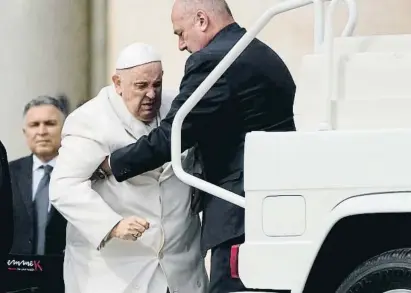  ?? Alessandra Tarantino / La!resse ?? El Papa es llevado a un coche tras su audiencia general semanal en la plaza de San Pedro, ayer