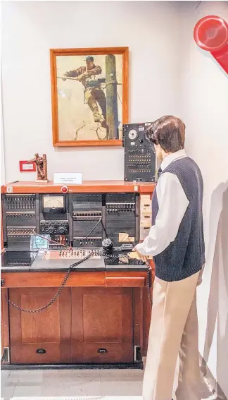  ?? WESLEY HAZEN/FOR THE JOURNAL ?? A display shows a switchboar­d operator at a switchboar­d in the Telephone Pioneer Museum in Downtown Albuquerqu­e.