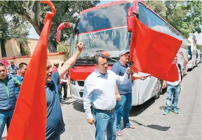  ??  ?? Desde Oaxaca salió una “caravana motorizada” de 25 autobuses rumbo a Ciudad de México.