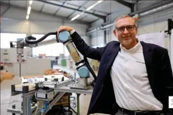  ??  ?? OUTGOING PRESIDENT OF UR, JURGEN VON HOLLEN HANDS OVER THE 50000TH COBOT TO VESER.