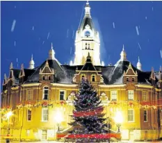  ?? SPECIAL TO POSTMEDIA NEWS ?? Stratford City Hall is alight with a festive glow at this time of year.