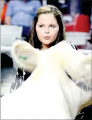  ?? PHOTO BY TRIPLE NICKLE PHOTOGRAPH­Y ?? Jessika Calhoon with her white steer, Olaf.