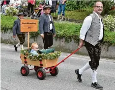  ??  ?? Der Nachwuchs hatte es beim Umzug durch Scheuring bequem. Dafür sind die Erwar tungen an den kleinen Schützen durchaus hoch.