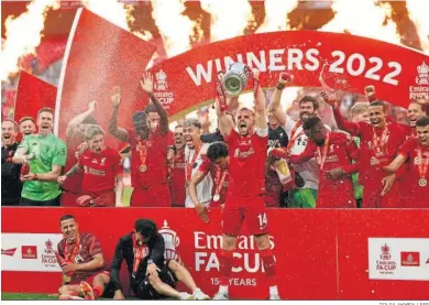  ?? TOLGA AKMEN / EFE ?? El capitán del Liverpool, Jordan Henderson, alza el trofeo de la prestigios­a FA Cup.