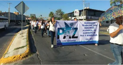  ?? CAROLINA GARZA ?? Unos 2 mil profesores salieron a pedir paz en las calles de la ciudad fronteriza.