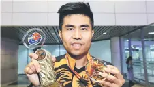  ?? — Bernama photo ?? Lim Kok Leong poses with his medal and trophy.