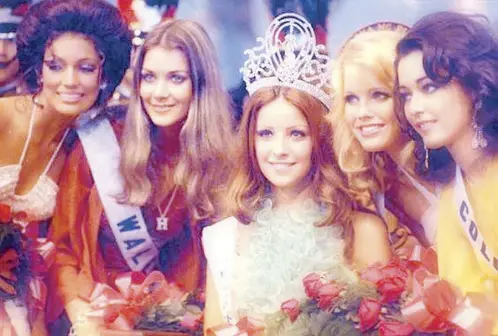  ??  ?? 1973 Miss Universe Amparo Muñoz with her runners-up (from left): Aruba’s Maureen Ava Vieira, fourth; Wales’ Helen Morgan, first; Finland’s Johanna Raunio, second; and Colombia’s Ella Escandor, third. Far right: Amparo the morning after she won, having the traditiona­l breakfast in bed.