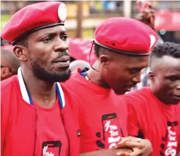  ?? DR ?? Bobi Wine e companheir­os são acusados de atentar contra a vida do Chefe de Estado ugandês