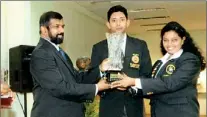  ??  ?? Woman Communicat­or M.G.T.U.E. Egodawela of the Sri Lanka Navy who was adjudged the Best Rifle Shooter receiving her award at the presentati­on ceremony from the Commander of the Sri Lanka Navy, Vice Admiral Jayanath Colombage. Also in the picture is...