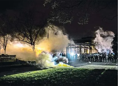  ?? DPA / EUROPA PRESS ?? La policía lanzando el domingo gas a los manifestan­tes frente a la comisaría de Brooklyn Center (Minnesota)