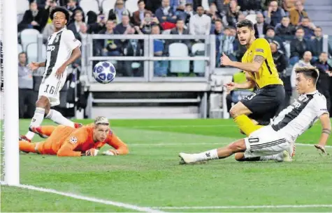  ?? AP ?? Der dritte Streich von Paulo Dybala – Yb-goalie David von Ballmoos und Verteidige­r Loris Benito haben das Nachsehen.